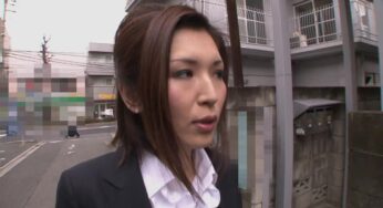 Kütüphaneci hatun müşterinin önünde koltukta amını okşuyor